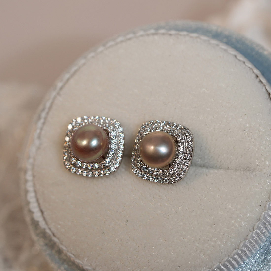Mirrorlight Caramel Halo Pearl Stud Earrings