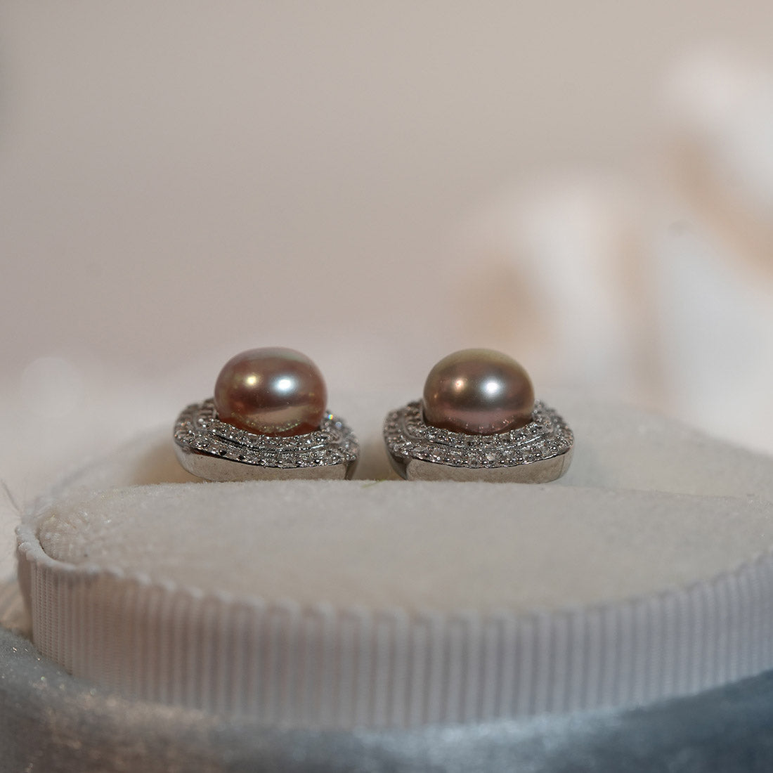 Mirrorlight Caramel Halo Pearl Stud Earrings