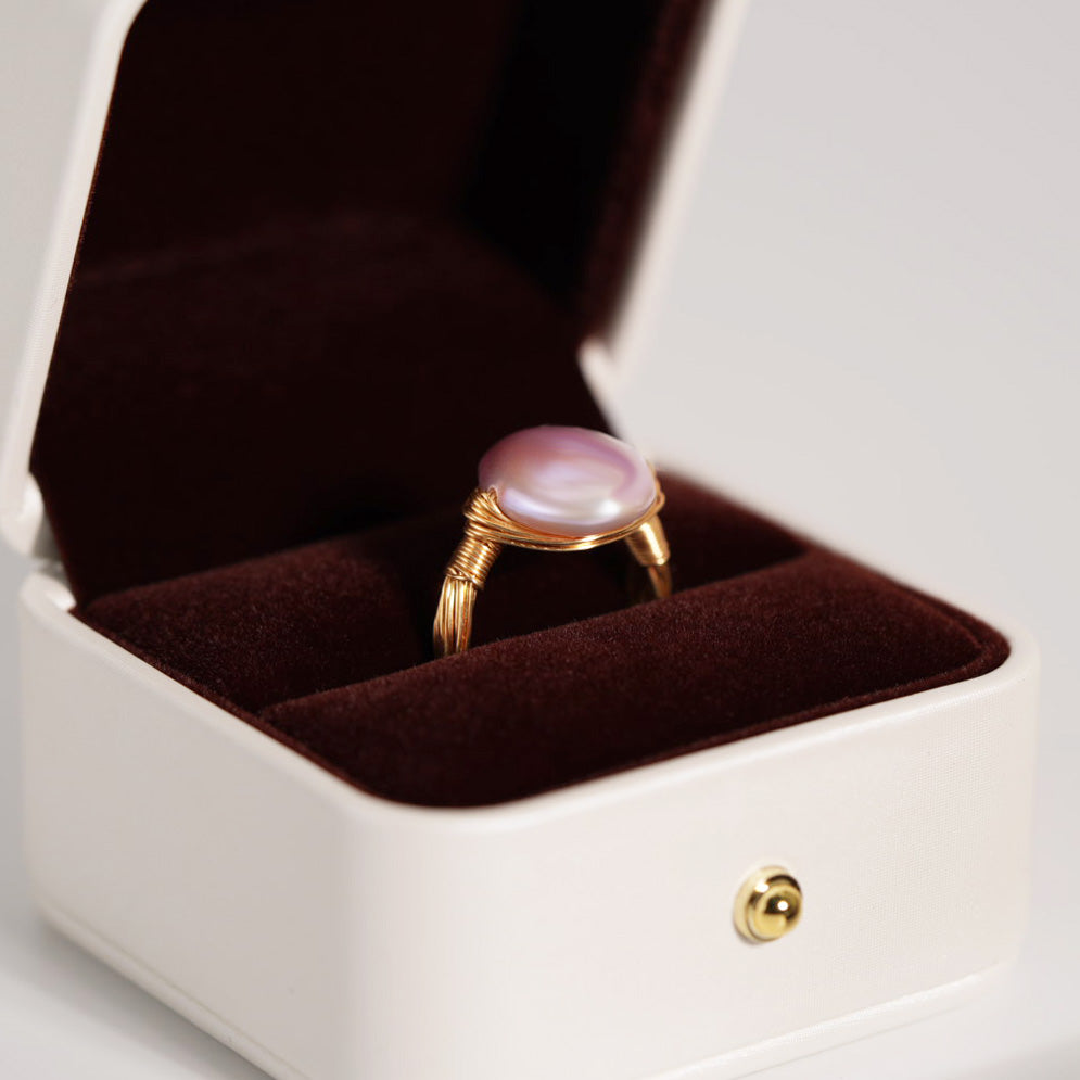 Anillo llamativo con perla barroca rosa envuelto en alambre