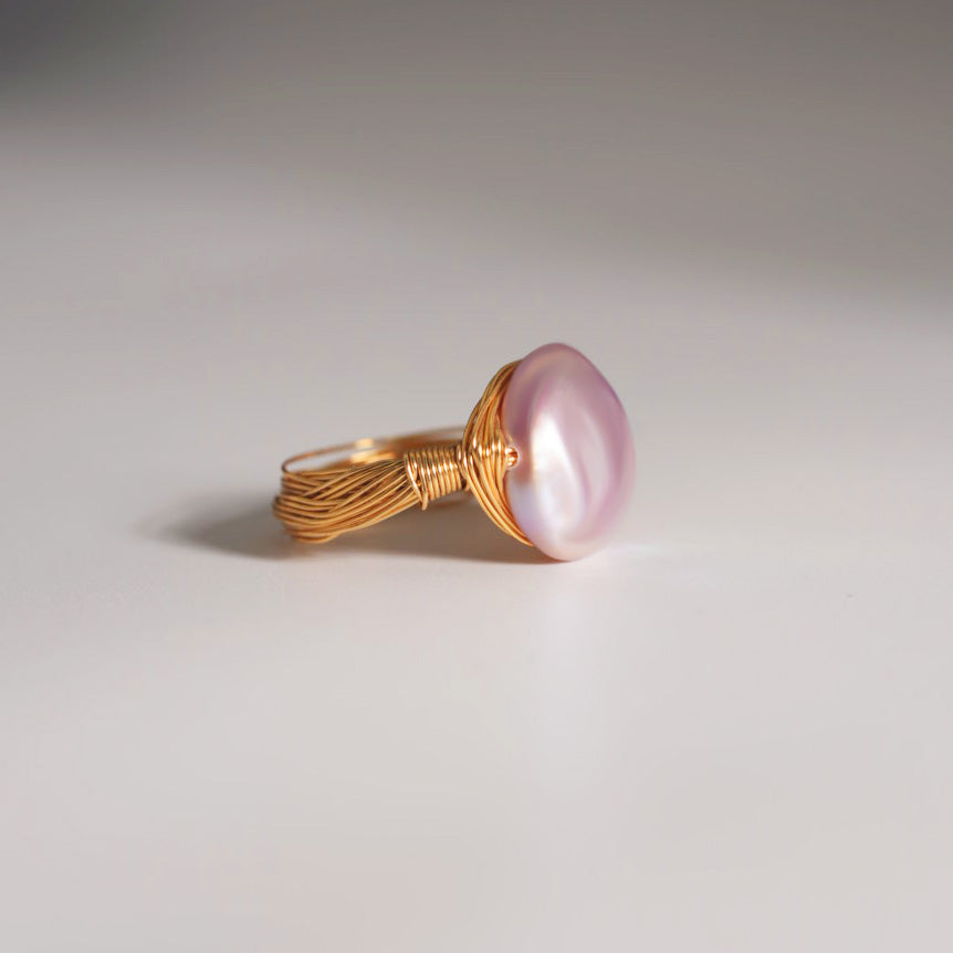 Anillo llamativo con perla barroca rosa envuelto en alambre