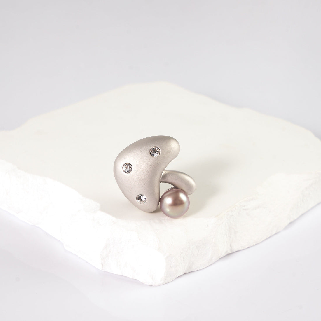 8.5-9.5mm Mushroom-Shaped Freshwater Pearl Brooch-AAA Quality