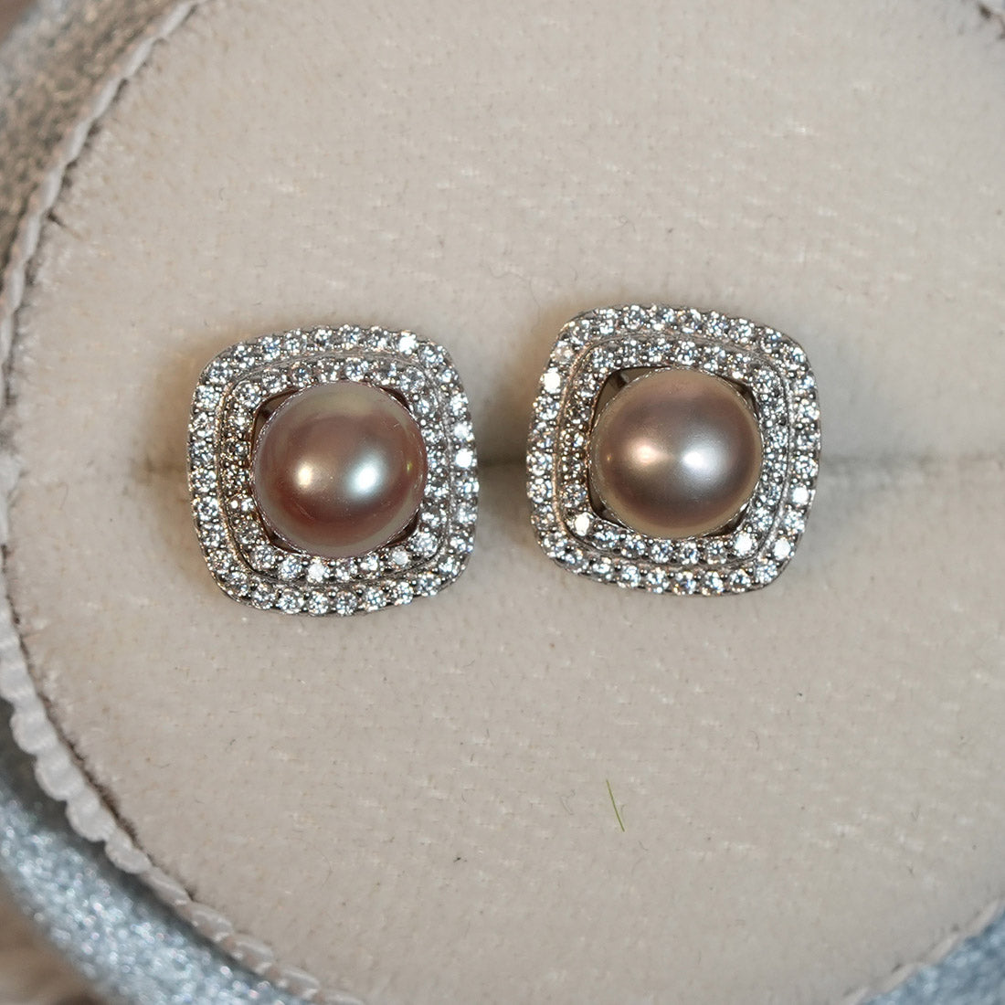 Mirrorlight Caramel Halo Pearl Stud Earrings